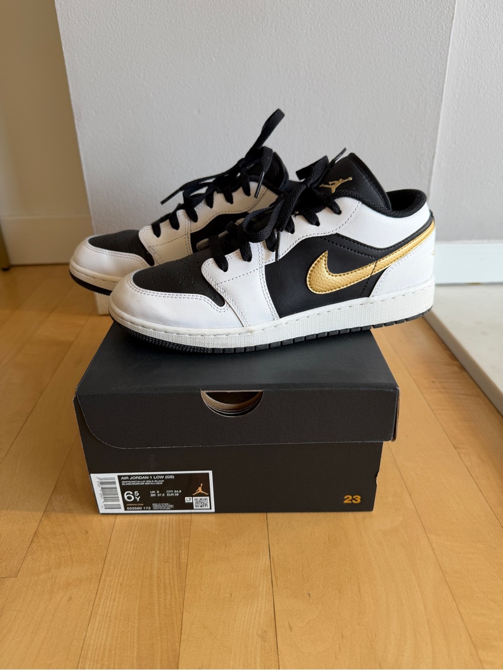 Jordan Kids Low-Top Sneakers in Black, White & Gold
